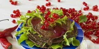 Блины из куриной печени с соусом из красной смородины
