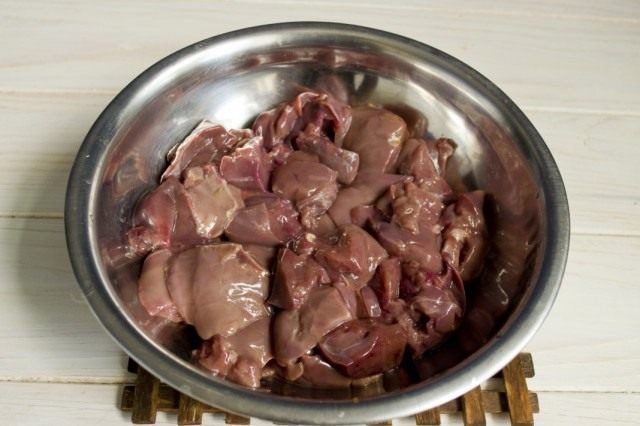 Нарезаем куриную печень Нарезаем куриную печень