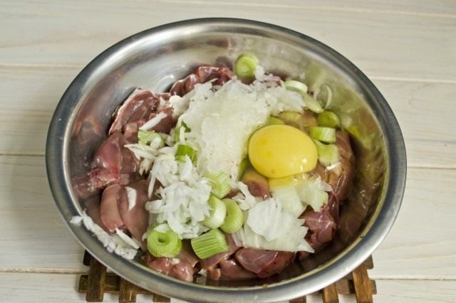 Разбиваем куриное яйцо Разбиваем куриное яйцо