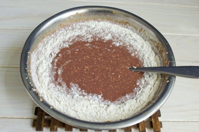 Добавляем муку, отруби и растительное масло Добавляем муку, отруби и растительное масло