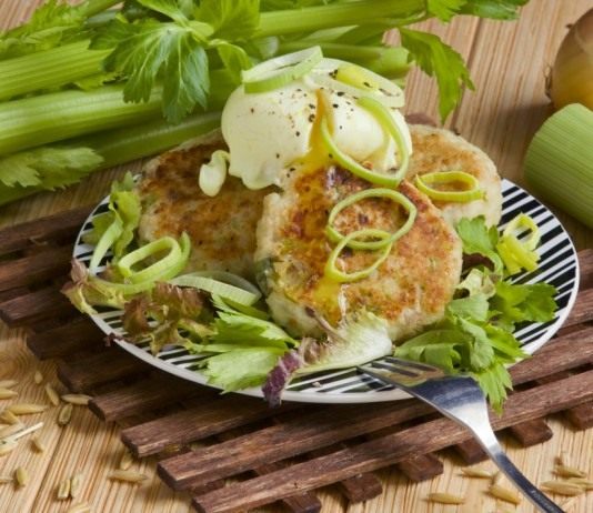 Котлеты из творога с сельдереем и яйцом пашот