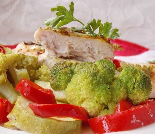 Куриные грудки, запечённые с овощами