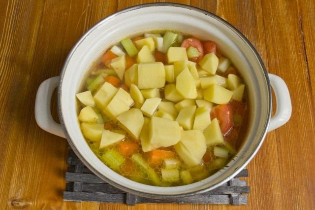 Заливаем овощи кипятком и солим Заливаем овощи кипятком и солим