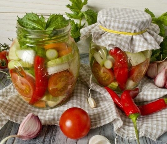 Салат из маринованных овощей с чили и мятой на зиму