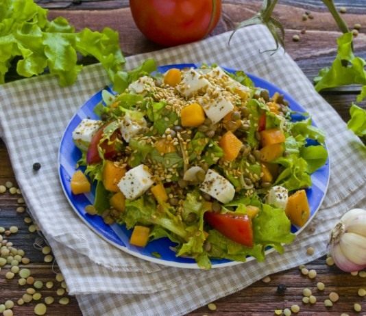 Салат с чечевицей и брынзой