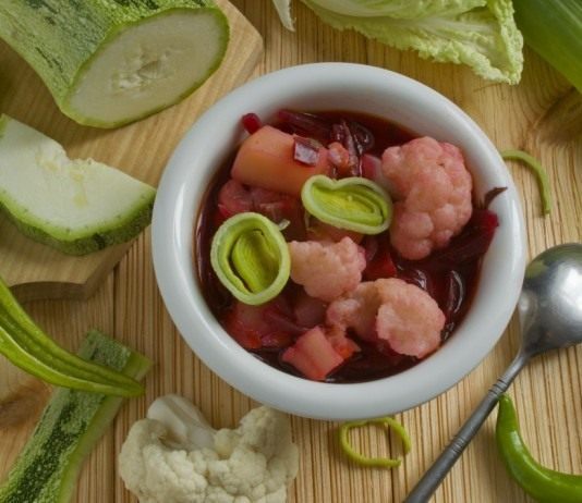 Вегетарианский борщ с цветной капустой и цуккини