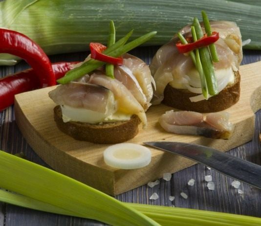 Как засолить скумбрию в домашних условиях?