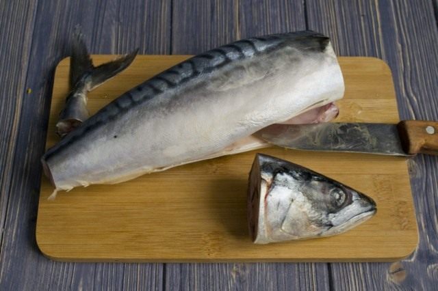 Потрошим и чистим скумбрию
