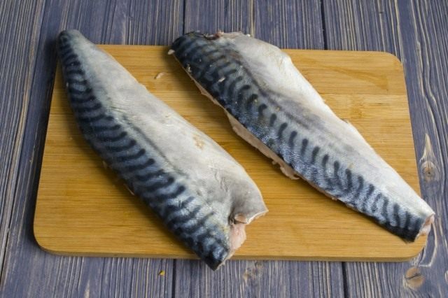 Разрезаем скумбрию и удаляем кости и хребет