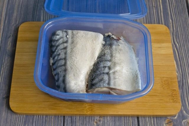 Упаковываем засоленную скумбрию