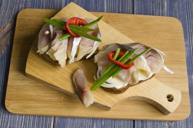 Делаем бутерброды с засоленной скумбрией