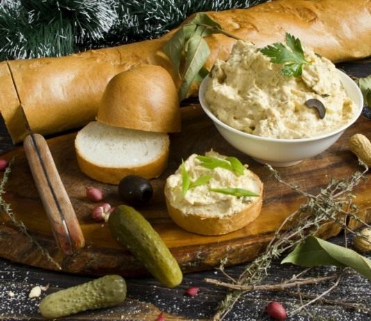 Паштет из курицы с корнишонами, арахисом и маслинами