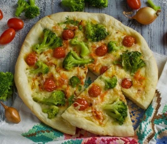 Постная пицца с брокколи и тофу