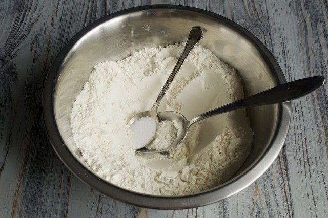 Смешиваем муку и соль Смешиваем муку и соль