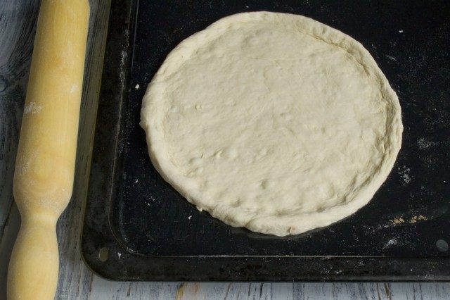 Раскатываем лепёшку для пиццы Раскатываем лепёшку для пиццы