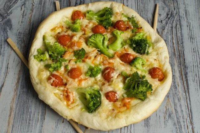Постная пицца с брокколи и тофу Постная пицца с брокколи и тофу