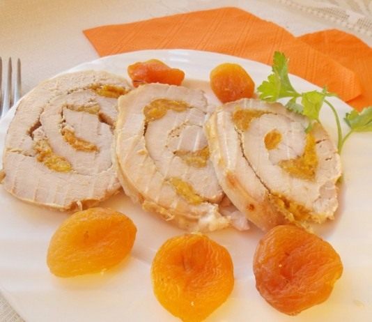 Мясной рулет из свинины с курагой