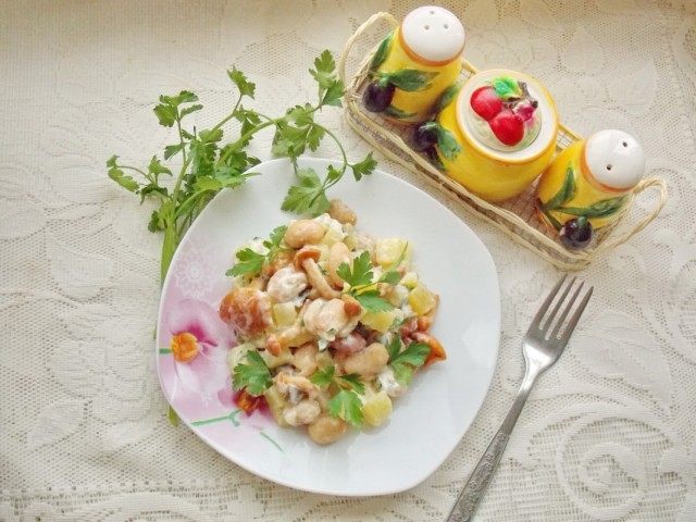 Салат деревенский с маринованными грибами Салат деревенский с маринованными грибами