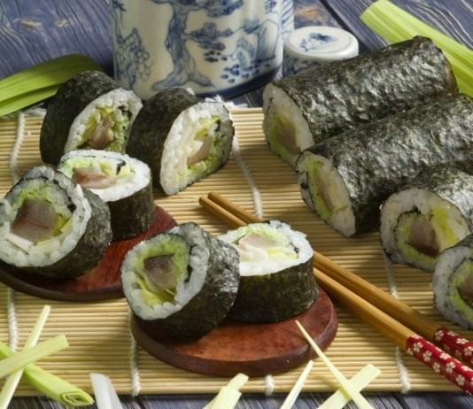 Суши маки с копчёным угрём и луком пореем