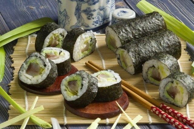 Суши маки с копчёным угрём и луком пореем
