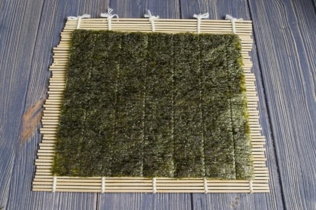 Раскладываем лист из водорослей нори
