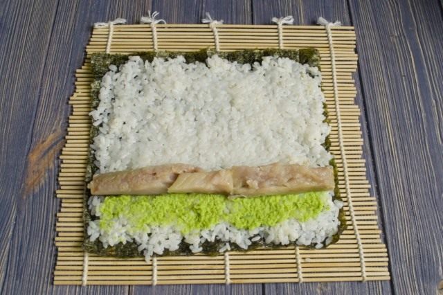 Рядом с васаби выкладываем мясо копчёного угря