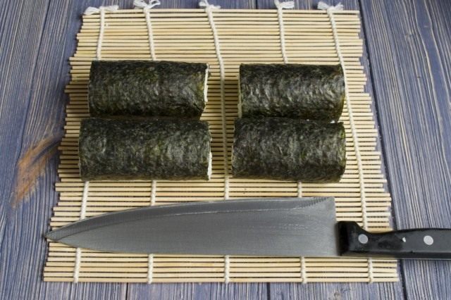 Разрезаем рулет с начинкой для суши маки пополам