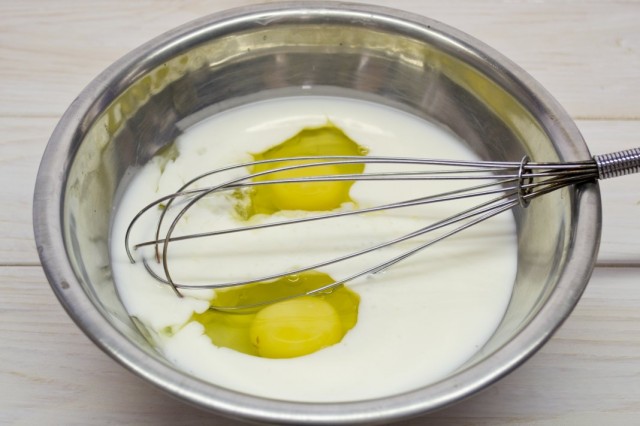 Смешиваем в миске простоквашу с куриными яйцами и солью Смешиваем в миске простоквашу с куриными яйцами и солью