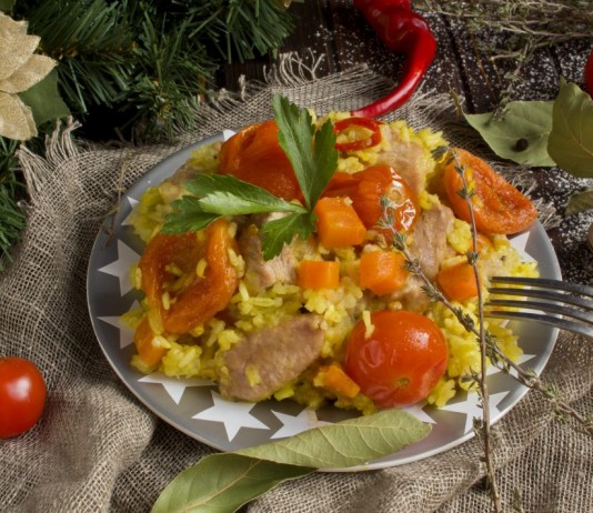 Плов из свинины с курагой и помидорами черри