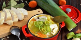 Рисовый суп с куриной грудкой и луком пореем