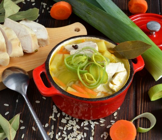 Рисовый суп с куриной грудкой и луком пореем