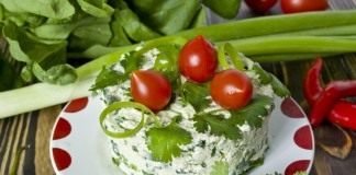 Салат с творогом, шпинатом и кинзой