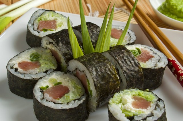 Суши маки с красной рыбой