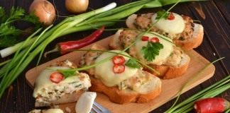 Бутерброды с куриной котлетой и сыром моцарелла, запеченные в духовке
