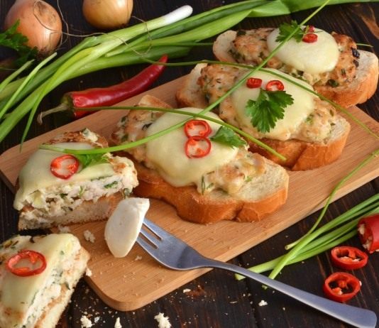 Бутерброды с куриной котлетой и сыром моцарелла, запеченные в духовке