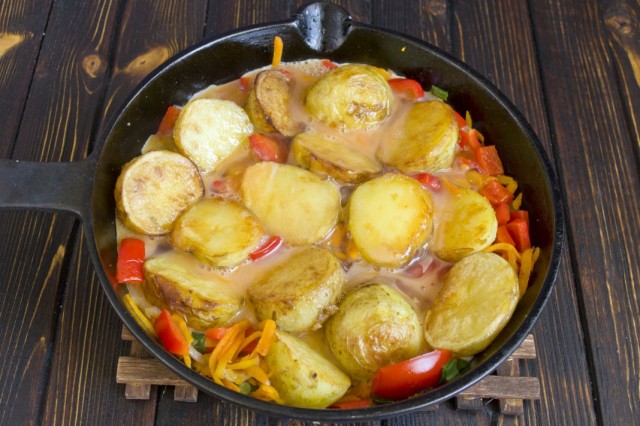 Заливаем овощи яйцом и закрываем крышкой
