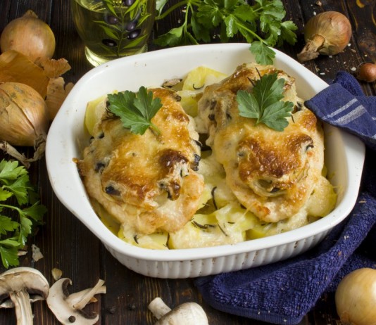 Мясо по-французски из курицы с шампиньонами и картошкой