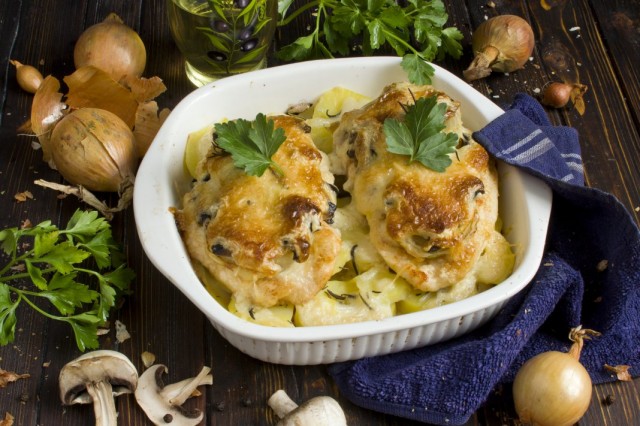 Мясо по-французски из курицы с шампиньонами и картошкой
