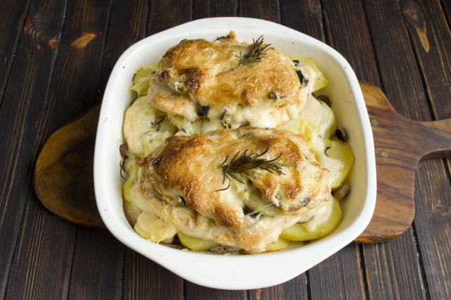 Мясо по-французски из курицы с шампиньонами и картошкой
