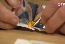 Обработанные специальным раствором семена огурцов в дополнительном металлизированном пакете