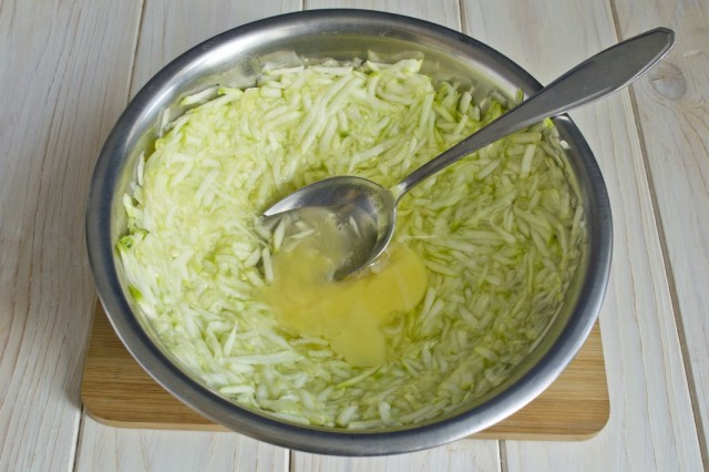 Вбиваем куриное яйцо Вбиваем куриное яйцо