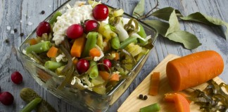 Салат из морской капусты с зелёной фасолью и клюквой