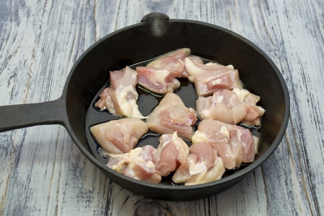 Обжариваем куриное мясо без костей