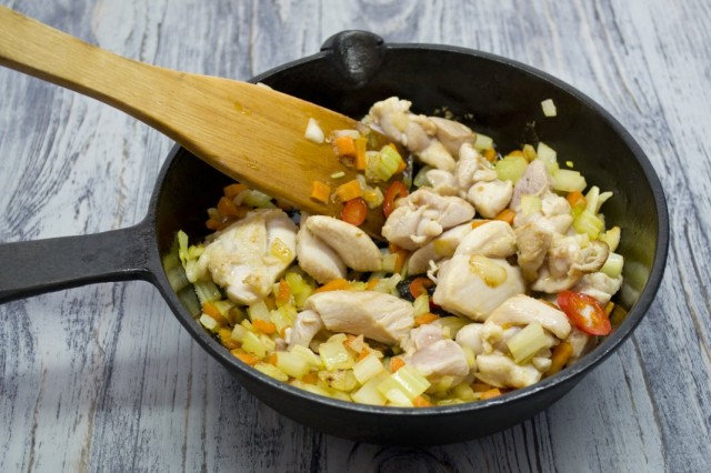 Добавляем обжаренное мясо