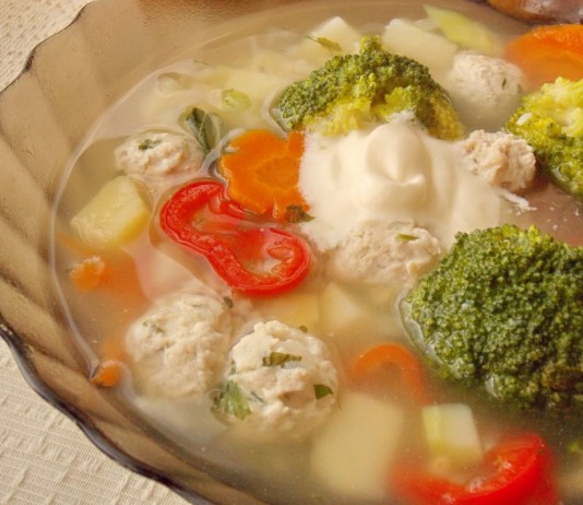 Суп с брокколи и фрикадельками