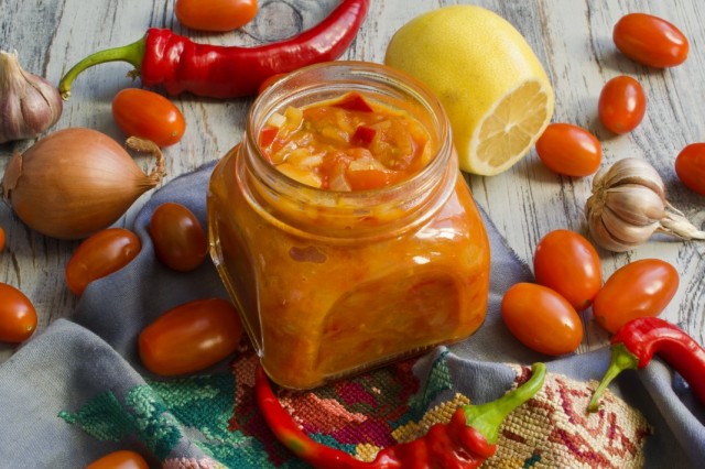 Кисло-сладкий соус из черри с лимоном и чили