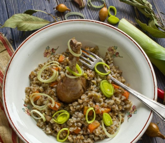 Гречка с курицей в духовке - Основные блюда и гарниры Гречка с курицей в духовке, приготовленная в глиняном горшочке