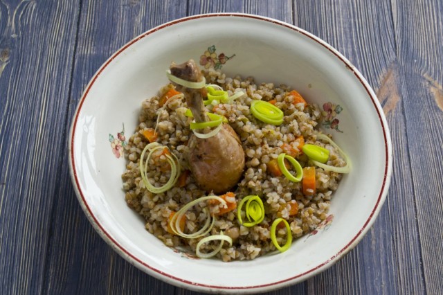 Гречка с курицей в духовке, приготовленная в глиняном горшочке