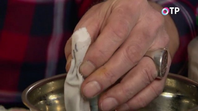 Замачиваем завёрнутые в ткань семена в талой воде