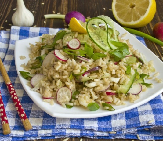 Салат постный с коричневым рисом и овощами